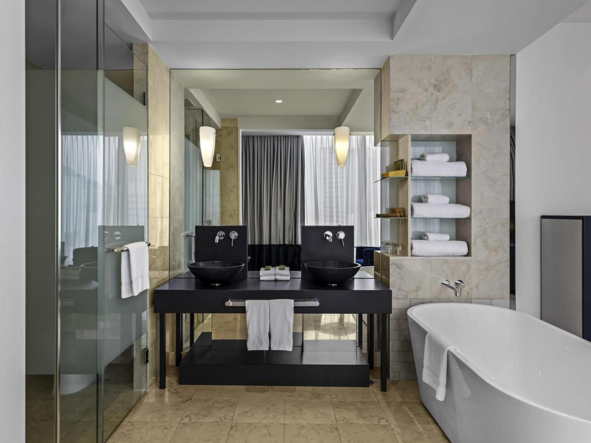 Peppers Premium Deluxe Corner King Room